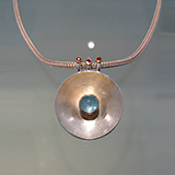 Halsschmuck: Silber, Gold, Aquamarin, Rubine