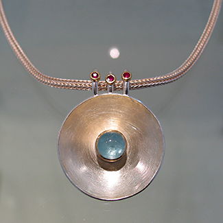 Halsschmuck: Silber, Gold, Aquamarin, Rubine