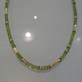 Halsschmuck: Silber, Gold, Peridot