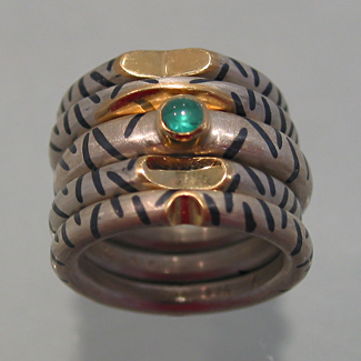 Ringe: Silber, Gold 750/ooo, Niello, Smaragd